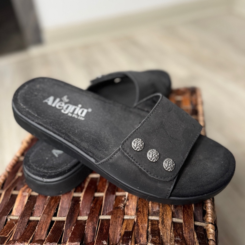 Alegria by PG Lite Womens Black Leather Slide Sandals Silver Medallion Buttons